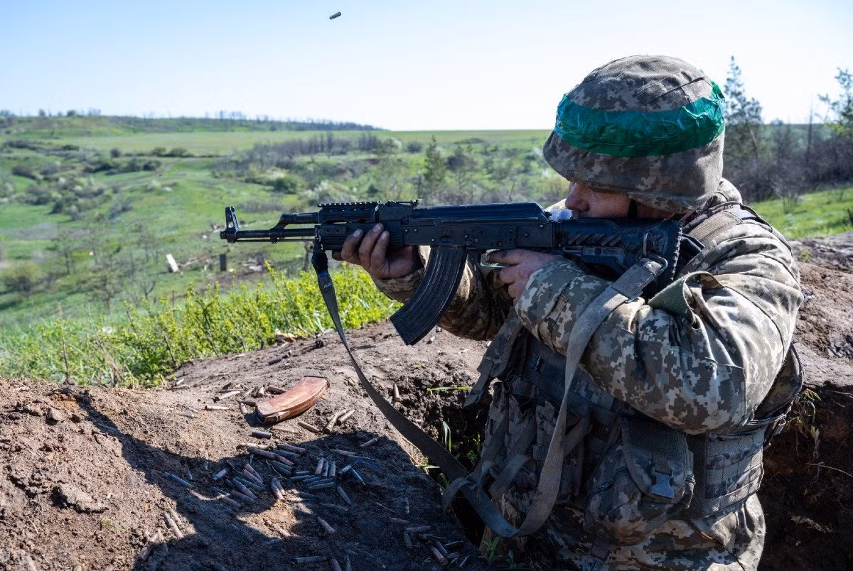 AK Alpha không có điểm chung nào với AK-12 phiên bản gốc hoặc AK-105 cỡ nòng 5,45x39 mm, mặc dù dựa trên thiết kế từ những vũ khí này. AK Alpha của FSB là một sửa đổi độc đáo cho các hoạt động tác chiến trong đô thị, đặc biệt là trong môi trường đêm tối.