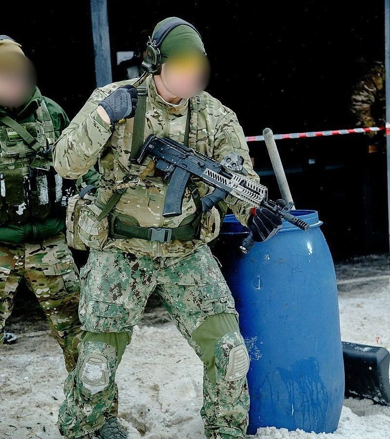 Tất cả các chi tiết của AK Alpha FSB đã được thiết kế cẩn thận từ những thứ nhỏ nhặt như tay cầm nạp đạn. Súng được trang bị một vòi RP-1 để dễ dàng thao tác khi có hoặc không có găng tay (một vấn đề mà những người sử dụng AK thường xuyên gặp phải là bị khóa nòng đè vào ngón tay).