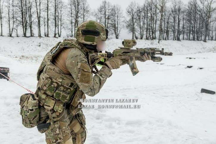 Bản thân khẩu súng AK Alpha và tất cả các phụ kiện của nó được chế tạo bởi Công ty Zenitco của Nga, sử dụng nhôm cấp máy bay chống va đập. Báng súng của AK Alpha có thể điều chỉnh được, nó có thể được gấp lại hoặc mở rộng. Giống như báng của súng bắn tỉa, báng súng của AK Alpha cũng có một miếng má điều chỉnh, cho phép người bắn tựa mặt vào vũ khí khi ngắm bắn.