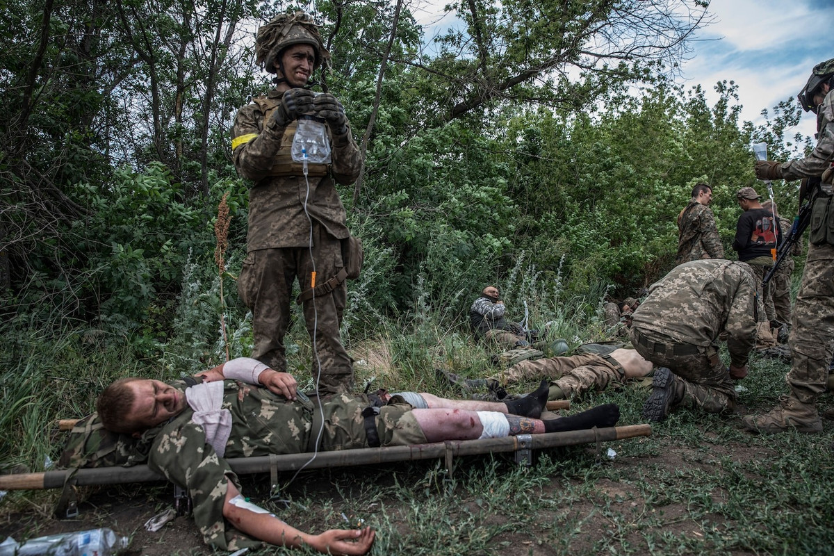 Tuy nhiên, phía Nga cáo buộc Tiểu đoàn Siren có "tư tưởng cực hữu của Đức Quốc xã" và có liên quan đến một số tội ác chiến tranh, bao gồm tra tấn và giết hại binh lính Nga bị bắt, bạo lực đối với dân thường,...