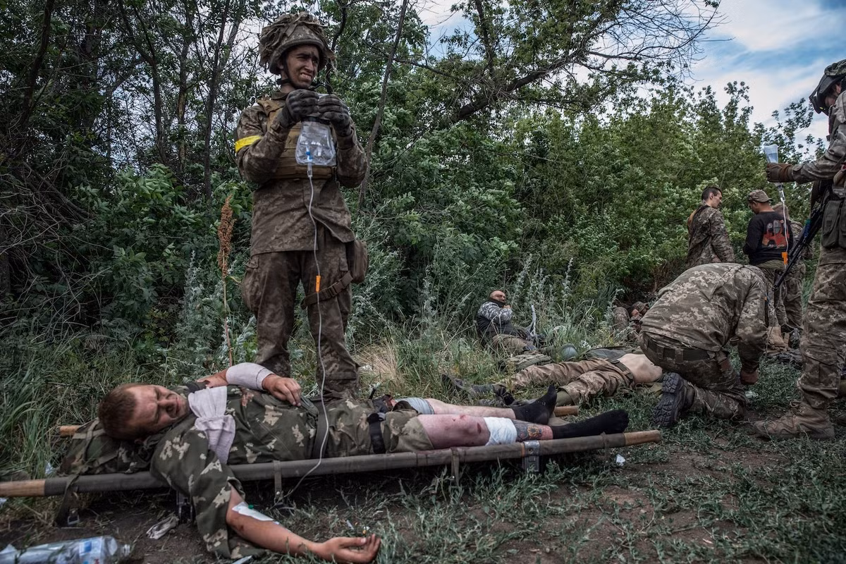 Tuy nhiên, phía Nga cáo buộc Tiểu đoàn Siren có "tư tưởng cực hữu của Đức Quốc xã" và có liên quan đến một số tội ác chiến tranh, bao gồm tra tấn và giết hại binh lính Nga bị bắt, bạo lực đối với dân thường,...