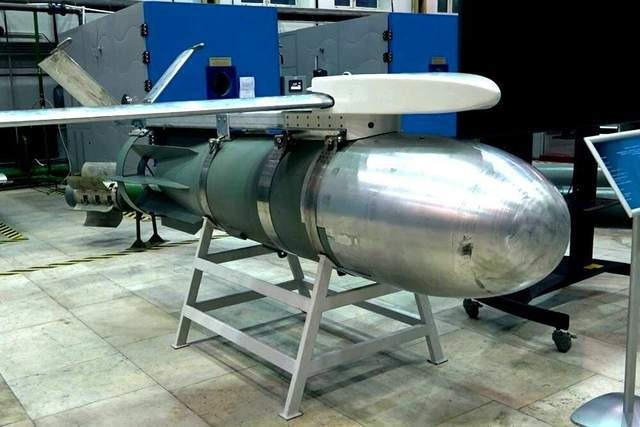 Quân đội Nga thừa hưởng một lượng lớn bom dự trữ trên không từ Liên Xô, trong đó có FAB-1500, tuy nhiên loại bom này có một nhược điểm là độ chính xác khi tấn công không cao, rất bất lợi trong các cuộc không kích hiện đại.