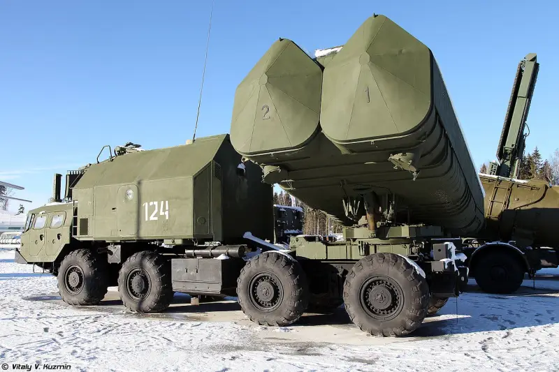 "Rubezh-M" còn sử dụng radar SPU-A hoặc hệ thống trinh sát SPU-P để tự phát hiện mục tiêu. Radar chủ động phát hiện mục tiêu trong phạm vi 250 km, còn hệ thống thụ động tăng phạm vi lên 450 km. Thông tin thu thập được xử lý và truyền tới tên lửa. Ảnh: Hệ thống tên lửa bờ biển "Rubezh-ME" (RIA Novosti).