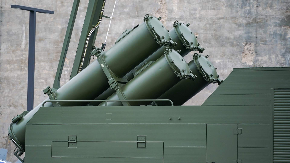 Hệ thống tên lửa bờ biển "Rubezh-ME" được phát triển dựa trên kinh nghiệm sử dụng các hệ thống tương tự, bao gồm các giải pháp và linh kiện đã được kiểm chứng. Hệ thống cũng tích hợp những cải tiến mới để dễ sử dụng và nâng cao hiệu suất tổng thể. Ảnh: Phía sau của hệ thống tên lửa bờ biển "Rubezh-ME" (Izvestia).