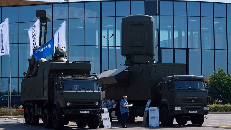 Giống các hệ thống tên lửa bờ biển khác của Nga, "Rubezh-M/ME" có tính cơ động cao, có thể di chuyển nhanh chóng trên các loại địa hình khác nhau. Hệ thống có thể hoạt động độc lập hoặc phối hợp với các bệ phóng và xe chỉ huy tự hành, cho phép tìm kiếm, tấn công và tiêu diệt mục tiêu một cách hiệu quả. Ảnh: Các hệ thống tên lửa bờ biển "Rubezh-M" và "Rubezh-ME" tại triển lãm quân sự (RIA Novosti).