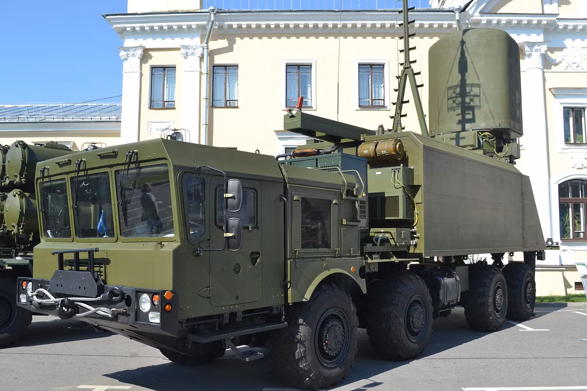 Tại các triển lãm, nhà sản xuất Morinformsystem-Agat đã giới thiệu thêm một thành phần khác của hệ thống "Rubezh-M": xe chỉ huy và liên lạc tự hành (SKPUS). Xe này cũng sử dụng khung gầm bốn bánh nhưng có cấu trúc khác, với cabin chứa các thiết bị điều khiển và ăng-ten radar Monolit-B. Radar Monolit-B có phạm vi xa hơn và khả năng theo dõi nhiều mục tiêu hơn. SKPUS xử lý dữ liệu, xác định mục tiêu và cung cấp thông tin chỉ huy cho các bệ phóng tự hành. Tuy nhiên, hệ thống "Rubezh-M" cũng có thể hoạt động mà không cần xe chỉ huy riêng. Ảnh: Radar Monolit-B (Wikipedia).