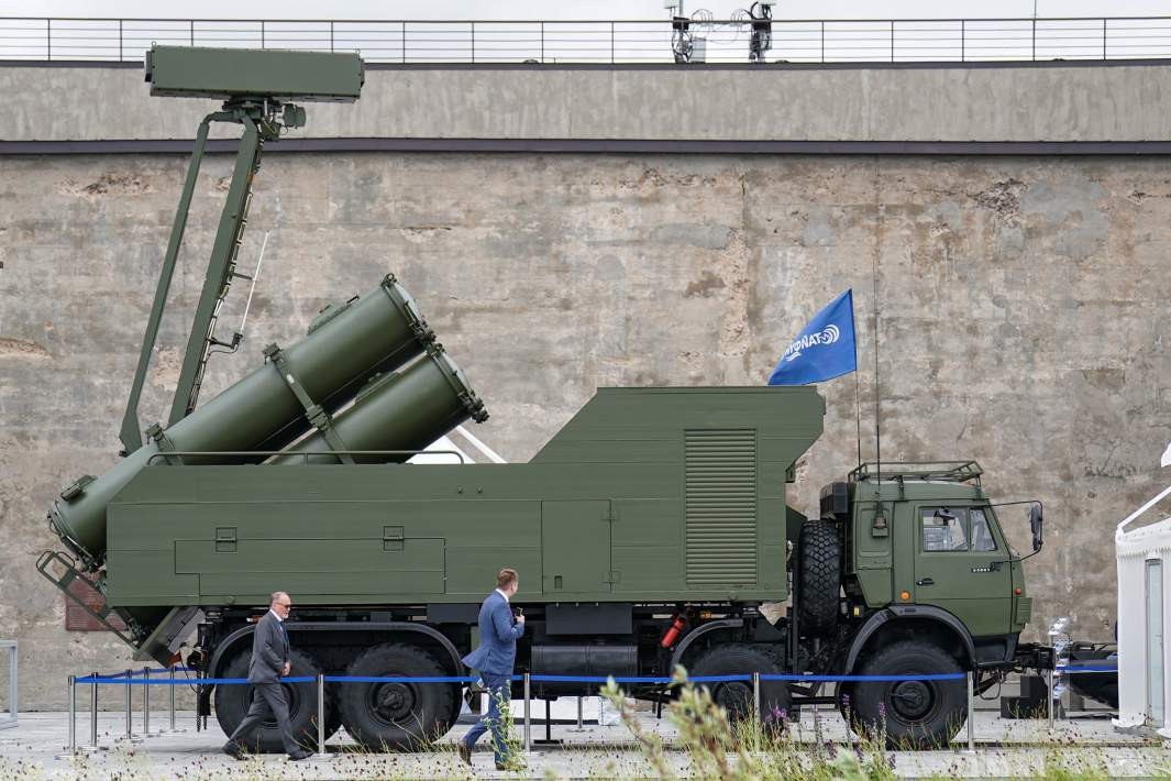 Hệ thống tên lửa bờ biển "Rubezh-ME" của Nga được mệnh danh là một “lá chắn thép” bảo vệ bờ biển với khả năng phòng thủ vượt trội. Được trang bị các xe phóng tự hành, "Rubezh-ME" có khả năng bảo vệ đường bờ biển dài hơn so với tổ hợp BAL-E thông thường. Tổ hợp này kết hợp hoàn hảo giữa yếu tố chi phí và hiệu quả chiến đấu. "Rubezh-ME" có thể tạo cơn mưa tên lửa, nghiền nát các cụm tàu lớn của đối phương, đảm bảo an ninh bên biển cho quốc gia sở hữu nó. Ảnh: Hệ thống tên lửa bờ biển "Rubezh-ME" (Izvestia).