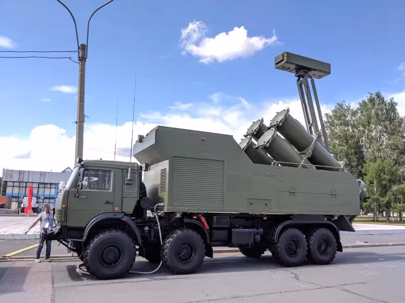 Thiết kế này được gọi là "tàu tuần tra trên bánh xe", tương tự như tàu tuần tra của hải quân với khả năng cơ động cao nhưng hoạt động trên cạn, và không cần hỗ trợ từ lực lượng khác khi tác chiến. Ảnh: Hệ thống tên lửa bờ biển "Rubezh-ME" tại triển lãm năm 2019 (Bmpd.livejournal.com).