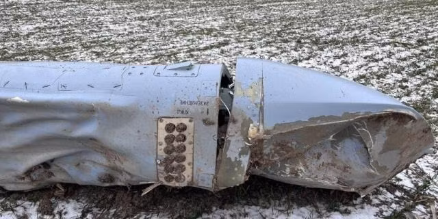 Sau khi phân tích các mảnh vỡ của Kh-101 được trục vớt vào tháng 1/2023, hãng thông tấn Defense Express của Ukraine đã đưa ra một thông báo rằng, tên lửa có thể mang theo các thiết bị bẫy nhiệt. Defense Express cũng công bố hình ảnh, bao gồm cả hình ảnh chụp X-quang mà hãng này khẳng định rằng bên trong tên lửa có chứa pháo sáng.