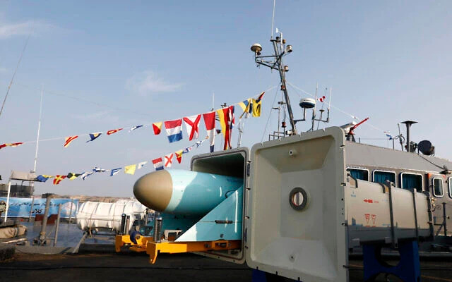 Ngoài ra, Iran còn giới thiệu các loại tên lửa hành trình khác như Talaeiyeh và Nasir. Về Talaeiyeh, truyền thông nhà nước Iran dẫn lời Tư lệnh hải quân Iran Shahram Irani cho biết, tên lửa hành trình này có tầm bắn hơn 1.000 km và là tên lửa thông minh có thể thay đổi mục tiêu khi đang bay. Ảnh: Tên lửa Talaeiyeh/ Bộ Quốc phòng và lực lượng hậu cần vũ trang Iran.