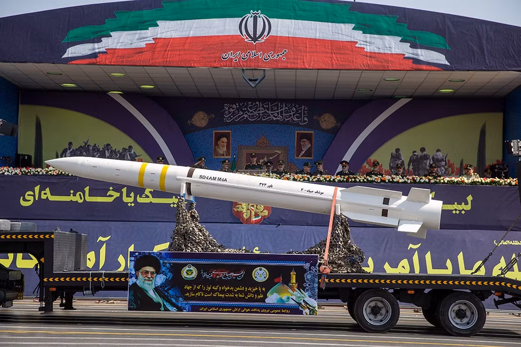 Sự phát triển này là kết quả của nhiều thập kỷ trừng phạt và cấm vận quốc tế, đặc biệt là từ các nước phương Tây, đã định hình ngành công nghiệp Hải quân của Iran. Những hạn chế này đã buộc Iran phải phát triển các công nghệ quân sự nội địa để duy trì và tăng cường khả năng phòng thủ và tấn công của mình. Ảnh: Tên lửa Sayyad-4 dành cho hệ thống phòng không Bavar-373 của Iran tại Tehran năm 2019.
