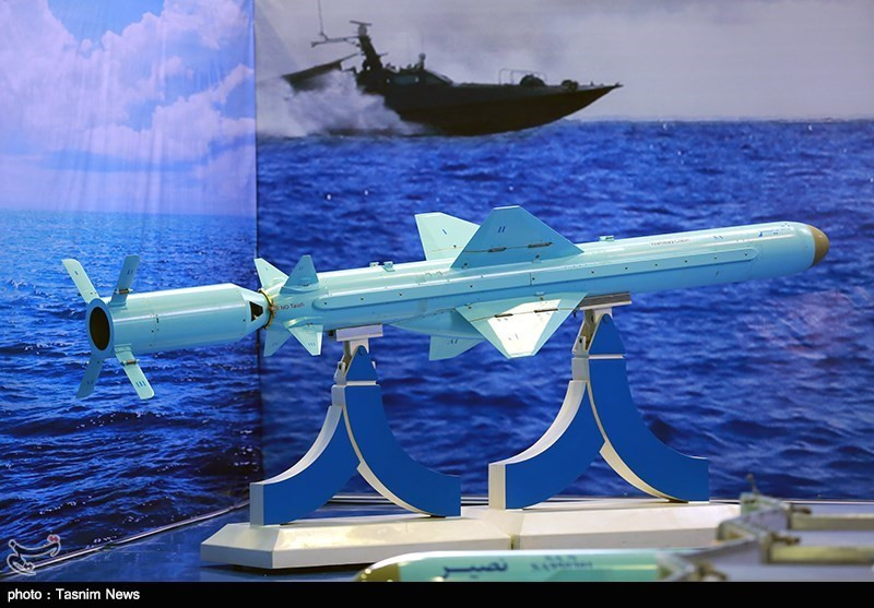 Tên lửa hành trình chống hạm Nasir của Iran được thiết kế để tấn công các mục tiêu trên biển với độ chính xác cao và khả năng phá hủy mạnh mẽ. Nasir có thể được phóng từ các bệ phóng di động trên đất liền hoặc từ tàu chiến. Ảnh: Mô hình tên lửa Nasir/ Tasnim News.