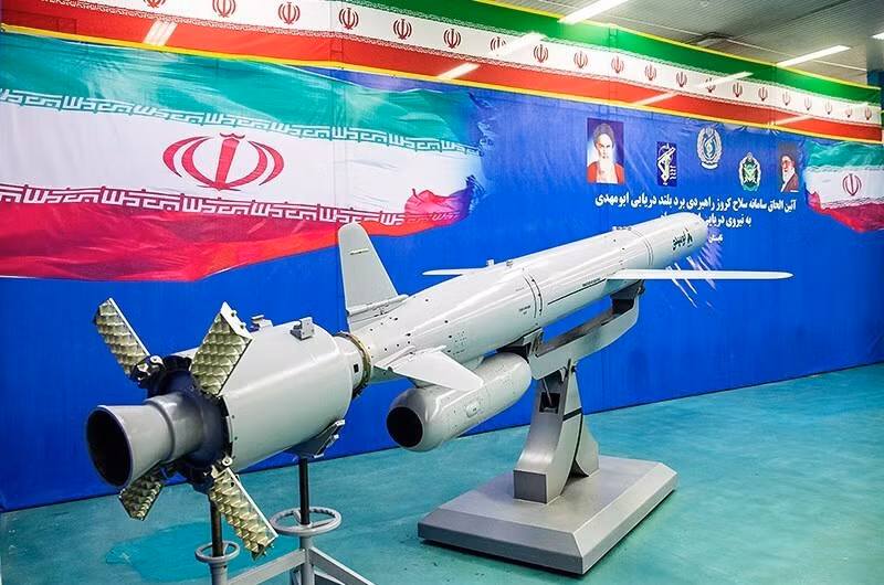 Trong buổi lễ chính thức này, Iran đã giới thiệu nhiều trang bị tiên tiến bao gồm tên lửa hành trình mới, máy bay không người lái chiến đấu và trinh sát, hệ thống tác chiến điện tử và radar hải quân. Tên lửa hành trình mới được Iran sản xuất tích hợp công nghệ tàng hình tiên tiến, làm cho chúng gần như không thể bị phát hiện bởi radar của đối phương. Ảnh: Tên lửa Abu Mahdi/ Tasnim News.