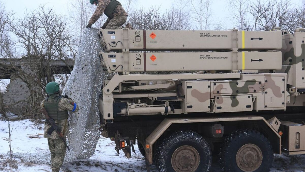 Bình luận về vấn đề này, người phát ngôn của Không quân Ukraine Ilya Yevlash cho biết: “Ukraine cần nhiều tên lửa viện trợ hơn nữa! Bởi vì Ukraine không thể sản xuất các hệ thống này (Patriot và IRIS-T SLM) cũng như đạn dược của nó”. Ilya Yevlash nói rằng, các đồng minh cần nhận thức được điều này và phải hỗ trợ nhanh chóng cho Ukraine. Ảnh: RBC Ukraine.