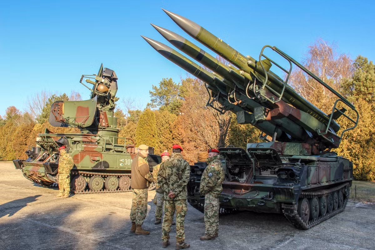 Ba Lan cũng đã đưa ra một giải pháp thay thế hiệu quả hơn, đó là thu thập các tên lửa phòng không thời Liên Xô từ kho thiết bị quân sự của họ để tăng cường khả năng phòng không của Ukraine.