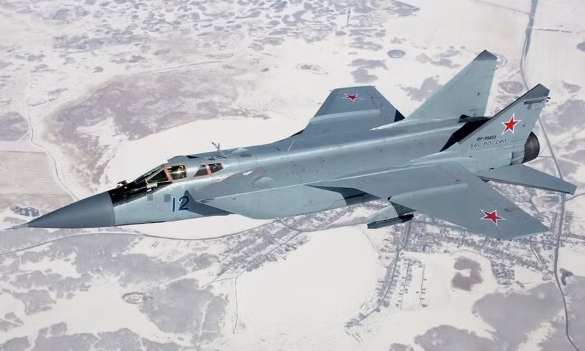 Ngoài MiG-29, Iran cũng thể hiện sự quan tâm đến việc mua số lượng nhỏ các máy bay chiến đấu cao cấp hơn của Liên Xô, đáng chú ý nhất là máy bay đánh chặn hạng nặng MiG-31 Foxhound hoặc Su-27 Flanker, loại máy bay được xuất khẩu đầu tiên vào năm 1991.