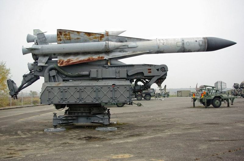 Các thương vụ mua hệ thống tác chiến trên không nổi bật khác bao gồm 10 tổ hợp tên lửa đất đối không S-200, được đặt hàng vào năm 1989 cùng với MiG-29 và đã cách mạng hóa khả năng phòng không trên bộ của quốc gia này.