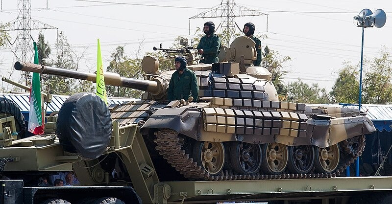 Không giống như Liên Xô, giới lãnh đạo thời hậu Xô viết của Nga liên kết chặt chẽ hơn nhiều với các lợi ích của phương Tây và rất dễ bị tác động bởi phương Tây nhằm hạn chế cho các quốc gia đối thủ của Mỹ như Iran khả năng tiếp cận các loại vũ khí hiện đại.