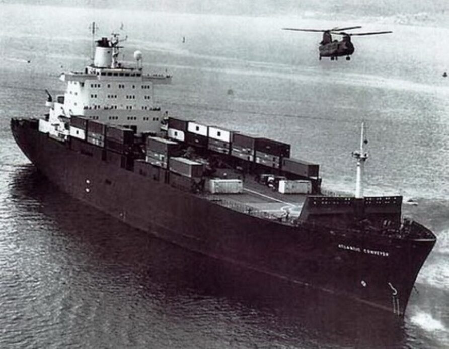 Tàu SS Atlantic Conveyor vốn là 1 tàu chở container giãn nước 15.000 tấn được quân Anh trưng dụng hoán cải làm tàu chở máy bay, nhưng lại cải trang như tàu chở container thông thường để chuyển máy bay cho quân Anh.