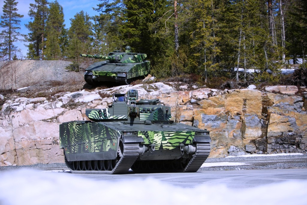 Phiên bản mới nhất của CV90 giúp cho cả pháo thủ và chỉ huy của xe đều có thể sử dụng hỏa lực hiệu quả, ngoài ra xe còn trang bị hệ thống ngắm ngày/đêm và pháo thủ được trang bị camera nhiệt ban đêm, rất hữu ích khi chiến đấu trong địa hình phức tạp. Kíp lái của xe bao gồm ba người và xe có thể chở thêm 7 binh sĩ với trang bị đầy đủ.