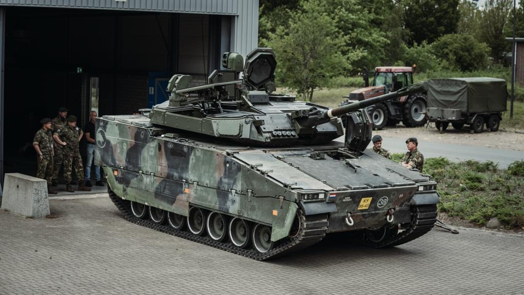 Ngoài ra, những chiếc CV90 được nâng cấp sẽ được trang bị tên lửa chống tăng có điều khiển và bộ cảm biến tác chiến điện tử độc quyền của BAE Thuỵ Điển, giúp tăng cường đáng kể khả năng phòng thủ và tấn công của phương tiện.