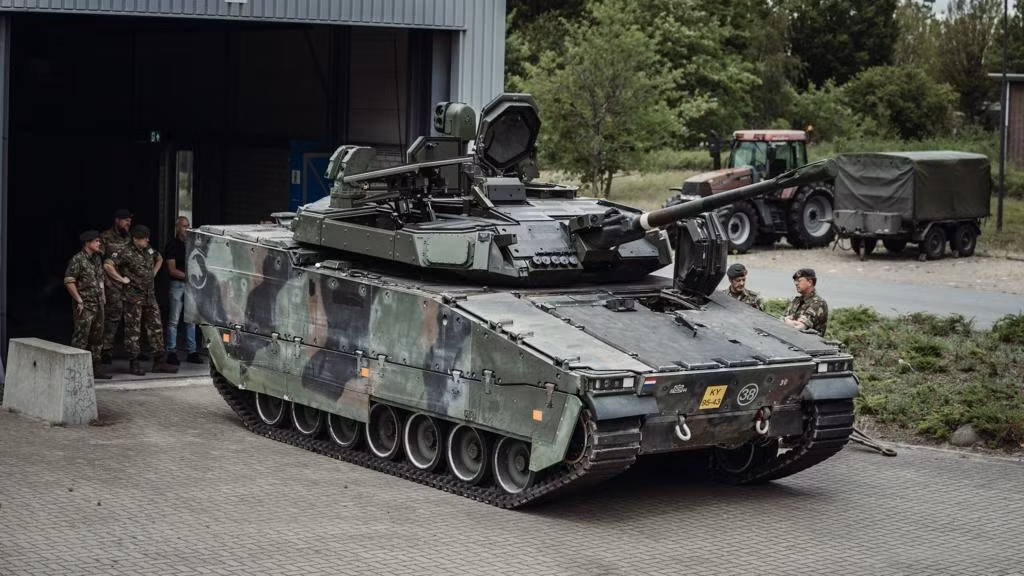 Ngoài ra, những chiếc CV90 được nâng cấp sẽ được trang bị tên lửa chống tăng có điều khiển và bộ cảm biến tác chiến điện tử độc quyền của BAE Thuỵ Điển, giúp tăng cường đáng kể khả năng phòng thủ và tấn công của phương tiện.