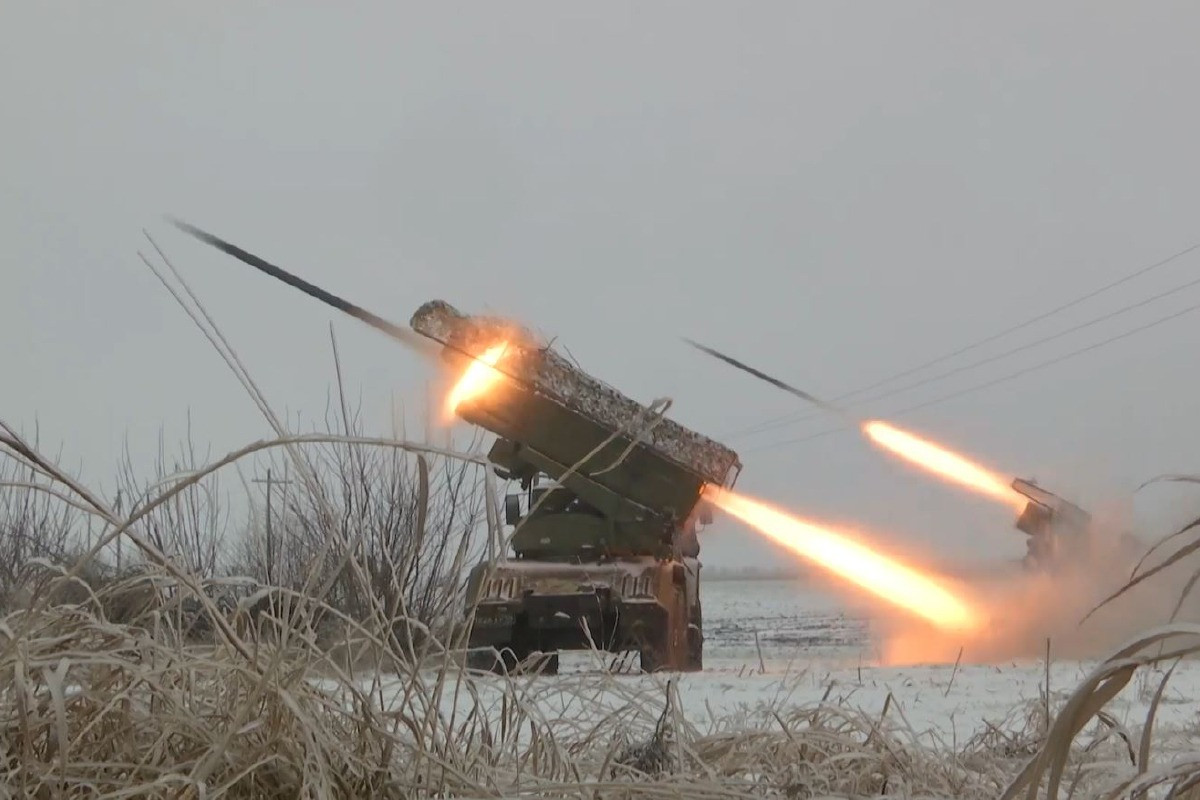 Các đơn vị trinh sát pháo binh triển khai máy bay không người lái để xác định vị trí các khu vực triển khai tạm thời của đối phương. Sau đó, tọa độ các mục tiêu được nhanh chóng chuyển về tiểu đoàn pháo binh của Tập đoàn quân xe tăng cận vệ 1.