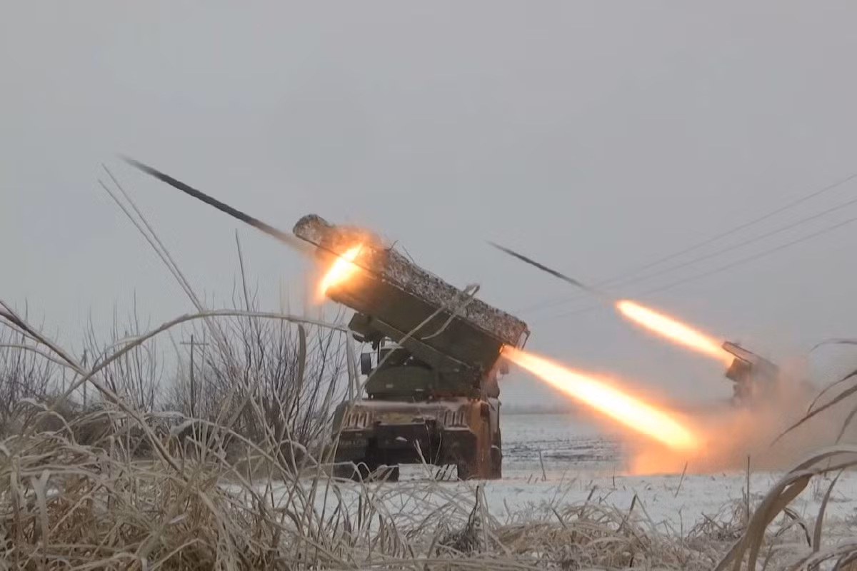 Các đơn vị trinh sát pháo binh triển khai máy bay không người lái để xác định vị trí các khu vực triển khai tạm thời của đối phương. Sau đó, tọa độ các mục tiêu được nhanh chóng chuyển về tiểu đoàn pháo binh của Tập đoàn quân xe tăng cận vệ 1.