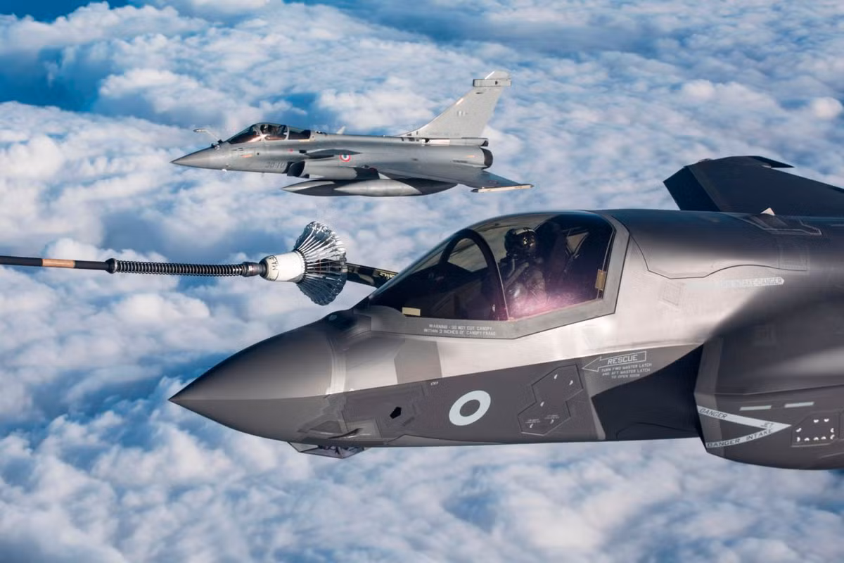 F-35B, một biến thể của dòng máy bay chiến đấu F-35 Lightning II, được biết đến với khả năng cất cánh ngắn và hạ cánh thẳng đứng, làm tăng tính cơ động và phù hợp với đa dạng các nhiệm vụ trên không. Với tốc độ cao và khả năng tàng hình, F-35B có thể thực hiện các nhiệm vụ trinh sát và tấn công hiện đại, đồng thời mang theo các loại bom và tên lửa tiên tiến. Ảnh: Máy bay chiến đấu F-35 Lightning/ RAF.