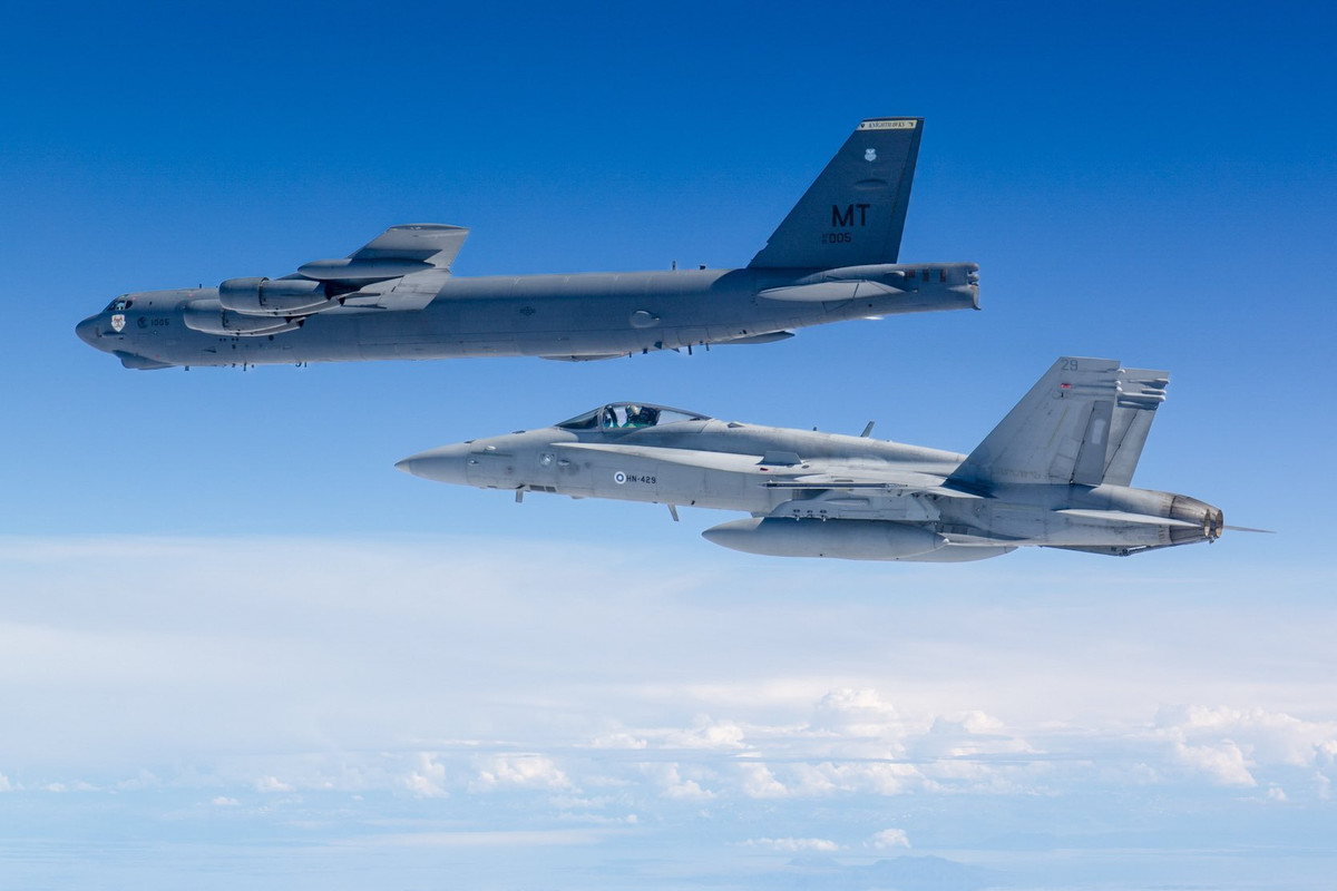 Sự linh hoạt này cùng với khả năng tàng hình giúp F-35B trở thành một phần không thể thiếu trong chiến lược quân sự của NATO khi tính đến việc đối phó với các mối đe dọa và thách thức an ninh mới, nhất là kể từ khi nổ ra cuộc xung đột Nga-Ukraine năm 2022. Ảnh: Máy bay chiến đấu F/A-18 Hornet của Không quân Phần Lan thực hiện nhiệm vụ huấn luyện với máy bay ném bom B-52 và máy bay chiến đấu F-35 ngoài khơi bờ biển Na Uy vào ngày 18/6/2024/ X
