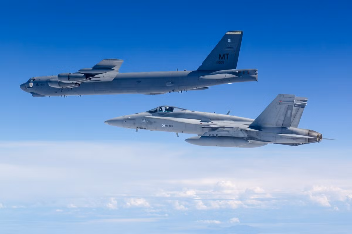 Sự linh hoạt này cùng với khả năng tàng hình giúp F-35B trở thành một phần không thể thiếu trong chiến lược quân sự của NATO khi tính đến việc đối phó với các mối đe dọa và thách thức an ninh mới, nhất là kể từ khi nổ ra cuộc xung đột Nga-Ukraine năm 2022. Ảnh: Máy bay chiến đấu F/A-18 Hornet của Không quân Phần Lan thực hiện nhiệm vụ huấn luyện với máy bay ném bom B-52 và máy bay chiến đấu F-35 ngoài khơi bờ biển Na Uy vào ngày 18/6/2024/ X