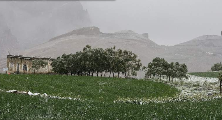 Nơi đây được bao quanh bởi những đỉnh núi hùng vĩ và rừng rậm nguyên sơ, luôn chìm trong màn sương mù dày đặc, tạo nên một bức tranh thiên nhiên kỳ ảo. Ngôi làng này gần như tách biệt hoàn toàn với thế giới bên ngoài, khó tiếp cận và vẫn còn khá bí ẩn đối với du khách, mang đến cảm giác như một bí mật được giữ kín giữa lòng thiên nhiên hoang sơ. (Nguồn ảnh: Izvestia)