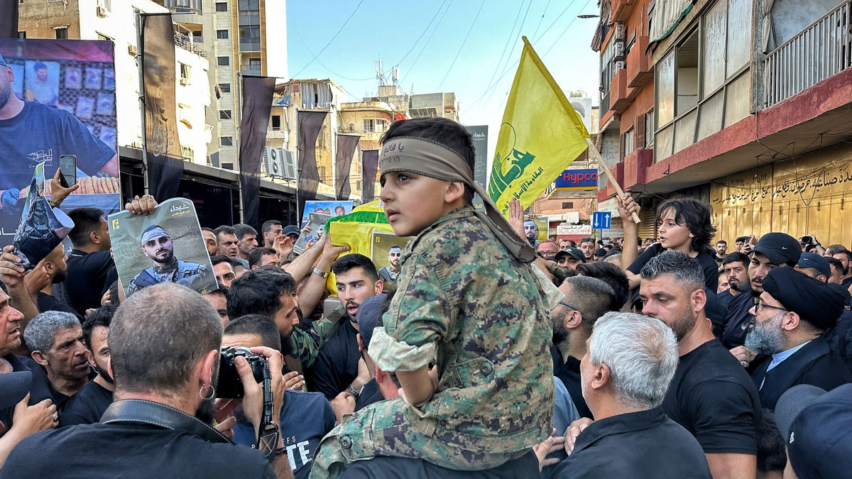 Hezbollah không chỉ là một lực lượng quân sự mạnh mẽ, mà còn có sức ảnh hưởng lớn đối với chính trị và xã hội Lebanon. Được xem là thành viên mạnh nhất trong mạng lưới Iran hậu thuẫn mang tên Trục Kháng chiến, Hezbollah đã trở thành "nguồn cảm hứng" và hỗ trợ cho các nhóm vũ trang khác trên khắp Trung Đông, bao gồm cả Iraq và Yemen. Ảnh: Sky News.
