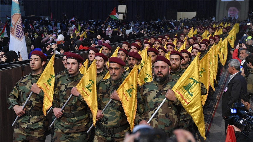 Từ một nhóm nhỏ bí ẩn, Hezbollah đã phát triển thành một lực lượng vũ trang có sức ảnh hưởng lớn tại Lebanon. Mặc dù bị Mỹ và nhiều quốc gia phương Tây liệt vào danh sách tổ chức khủng bố, Hezbollah có sự hiện diện mạnh mẽ trong chính trường Lebanon với hàng chục đại biểu quốc hội. Ảnh: Anadolu Agency.