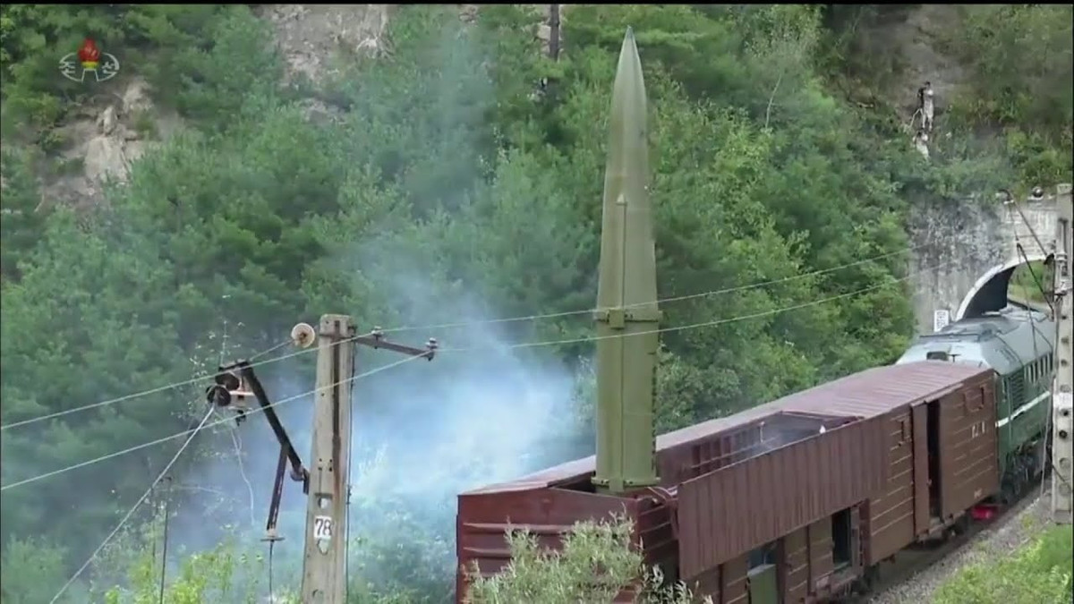 Do đó, KN-23B sẽ cho phép các đơn vị Nga tấn công các mục tiêu xa hơn, nằm sâu trong phòng tuyến của Ukraine so với khả năng của Iskander-M, đồng thời cho phép Quân đội Nga có nhiều lựa chọn hơn để tấn công các mục tiêu từ một điểm phóng.