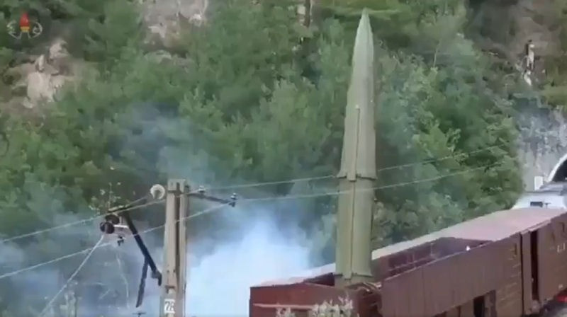 Để so sánh thì trọng lượng đầu đạn của tên lửa Iskander-M 9K720 chỉ là 700kg. Điều này có nghĩa là mỗi tên lửa KN-23B sẽ gây ra sát thương nhiều hơn cho các mục tiêu từ các đơn vị bộ binh, thiết giáp cho đến các công trình kiên cố.