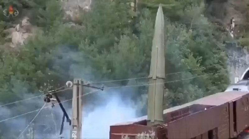 Để so sánh thì trọng lượng đầu đạn của tên lửa Iskander-M 9K720 chỉ là 700kg. Điều này có nghĩa là mỗi tên lửa KN-23B sẽ gây ra sát thương nhiều hơn cho các mục tiêu từ các đơn vị bộ binh, thiết giáp cho đến các công trình kiên cố.