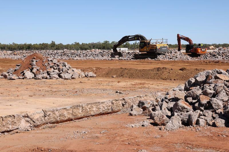 Reuters đưa tin Lầu Năm Góc sẽ triển khai máy bay ném bom B-52 và tiêm kích F-22 Raptor tới miền bắc Australia, đồng thời tài trợ hàng trăm triệu USD từ Washington. Nhiều hệ thống không quân khác như máy bay vận tải, tiếp dầu, máy bay không người lái và trinh sát cũng sẽ được triển khai tại khu vực này. Ảnh: Quang cảnh công trường xây dựng tại Căn cứu RAAF Tindal ngày 17/7/2024 (Reuters).