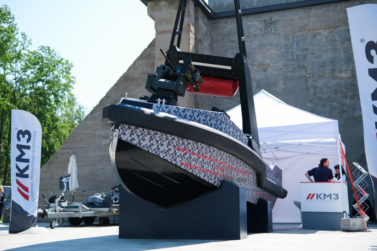 Động cơ của mỗi tàu không người lái bao gồm một động cơ đốt trong công suất 100 mã lực và hai động cơ điện công suất 4 kW, kết hợp trong một hệ thống hybrid song song không dây, với dự trữ nhiên liệu lên đến 200 lít.