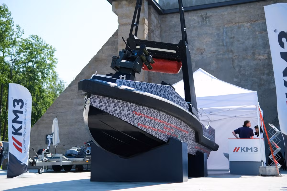 Động cơ của mỗi tàu không người lái bao gồm một động cơ đốt trong công suất 100 mã lực và hai động cơ điện công suất 4 kW, kết hợp trong một hệ thống hybrid song song không dây, với dự trữ nhiên liệu lên đến 200 lít.