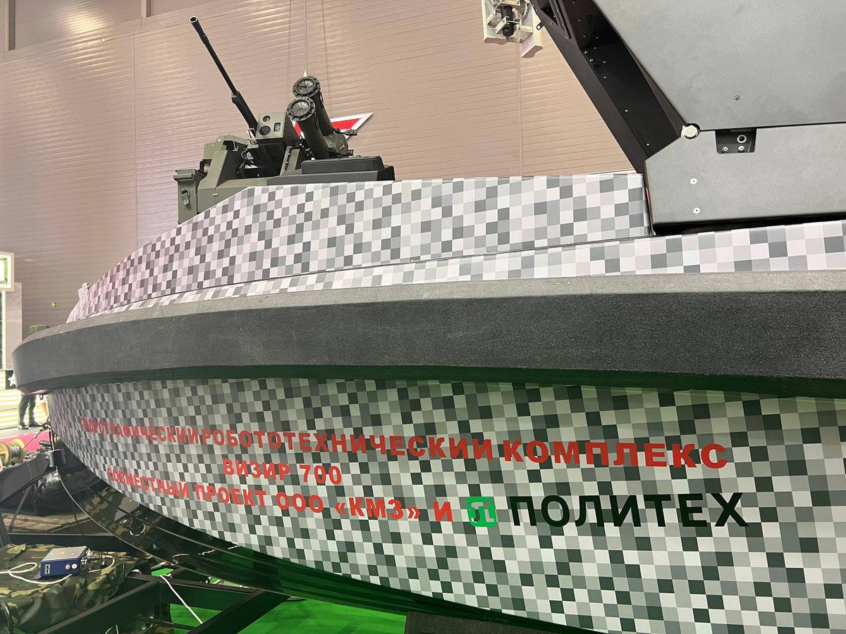 Thiết bị này được chế tạo từ hợp kim nhôm và vật liệu composite, với khối lượng không tải 2400 kg và khối lượng tải trọng 400 kg, cùng lượng giãn nước từ 2,4 đến 2,8 tấn. Với tốc độ tối đa 20 hải lý/giờ và tốc độ hành trình 5 hải lý/giờ, nó có thể hoạt động trong điều kiện nước mặn và nước ngọt, dưới mưa, bão, tuyết, mưa đá và biển động đến cấp 3-4.