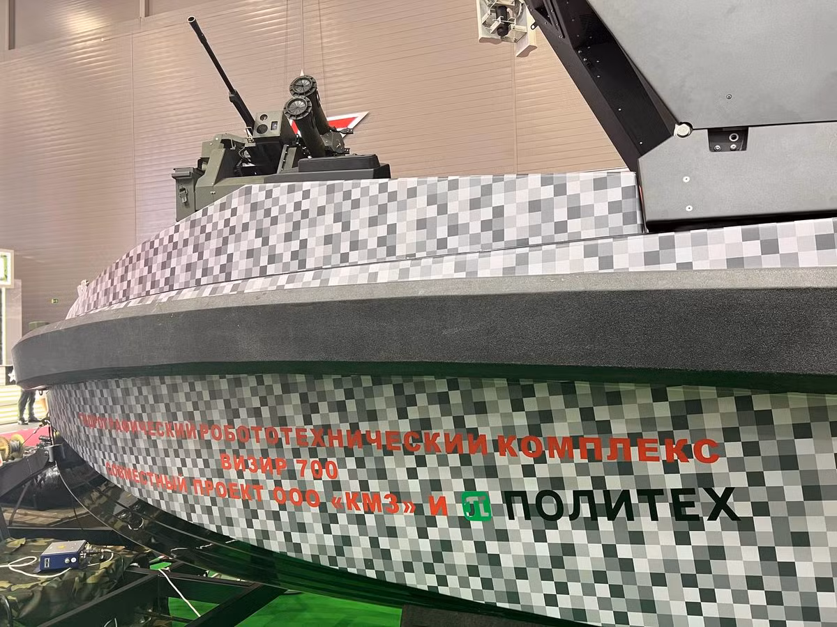 Thiết bị này được chế tạo từ hợp kim nhôm và vật liệu composite, với khối lượng không tải 2400 kg và khối lượng tải trọng 400 kg, cùng lượng giãn nước từ 2,4 đến 2,8 tấn. Với tốc độ tối đa 20 hải lý/giờ và tốc độ hành trình 5 hải lý/giờ, nó có thể hoạt động trong điều kiện nước mặn và nước ngọt, dưới mưa, bão, tuyết, mưa đá và biển động đến cấp 3-4.