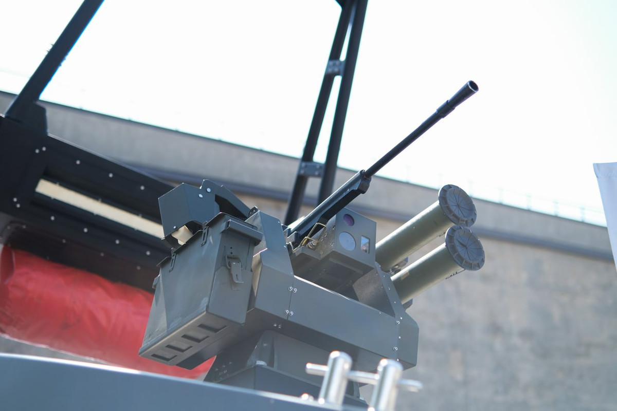 Ngoài ra, Visir-2M còn được trang bị hệ thống quay video và điều khiển tự động từ mặt đất, có khả năng hoạt động trong điều kiện thời tiết khắc nghiệt, bao gồm sóng lớn và gió mạnh, nhờ bệ cố định bằng con quay hồi chuyển và tháp cột có thể gập lại.