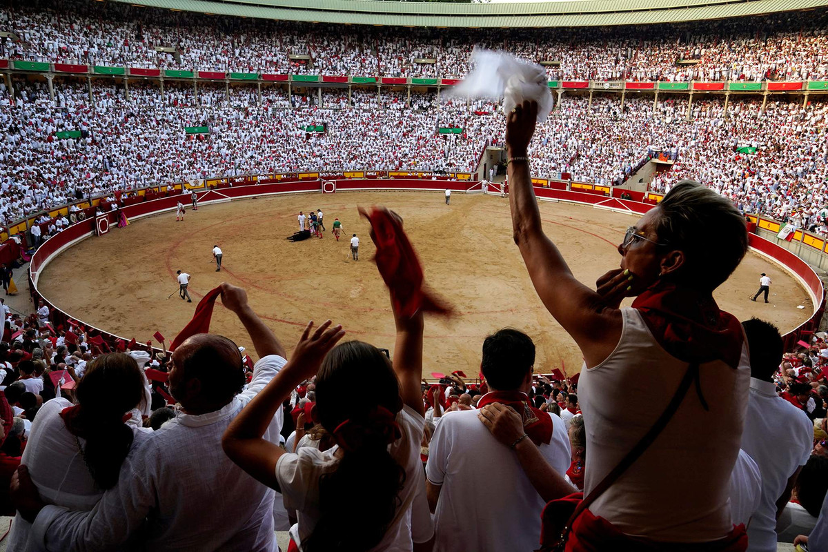 Đỉnh cao của lễ hội là trận đấu bò truyền thống. Trong trận đấu này, người tham gia đấu với bò tót để thể hiện sự can đảm và kỹ năng. Ảnh: REUTERS/Vincent West 