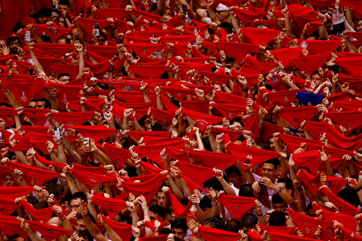 Khăn quàng đỏ cũng là phụ kiện không thể thiếu. Nó thường được đeo quanh cổ hoặc đầu để thể hiện sự tự hào và tình yêu đối với vùng đất Basque. Ảnh: REUTERS/Susana Vera