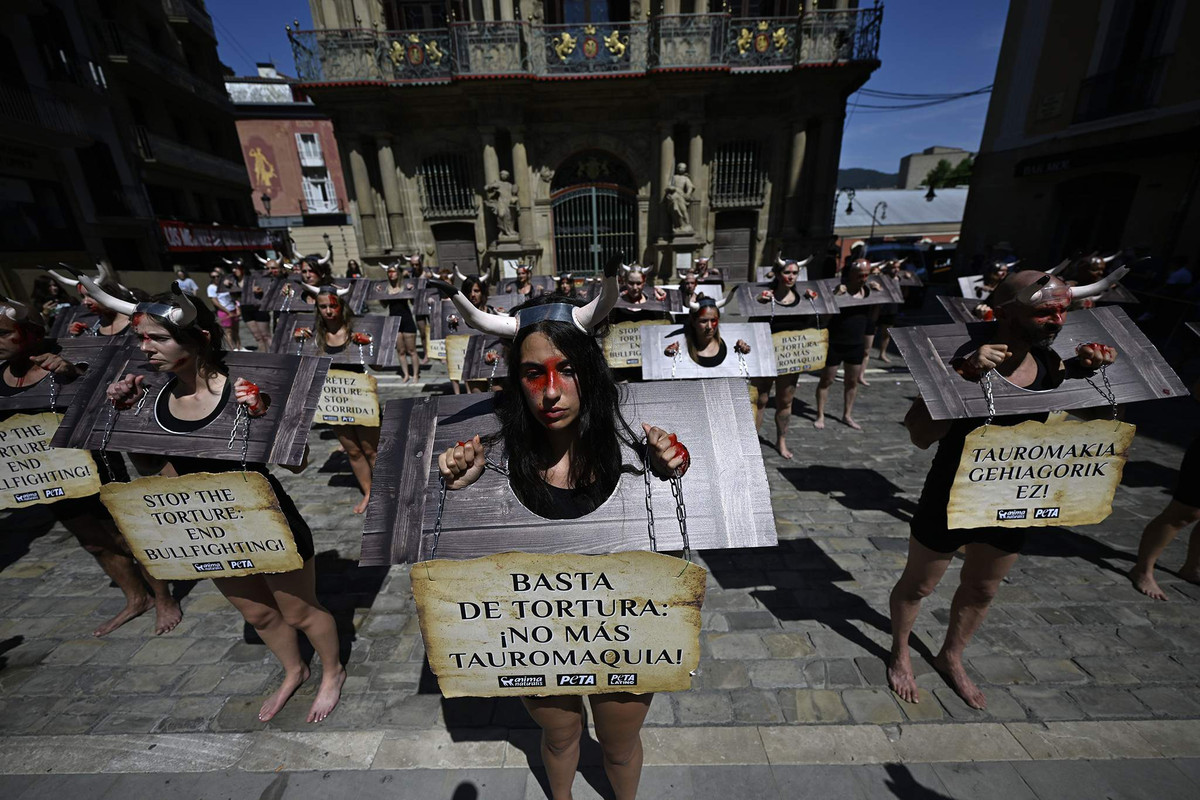 Trong khi lễ hội San Fermin mang ý nghĩa văn hóa và lịch sử, thì việc đấu bò và cuộc đua bò tót vẫn gây tranh cãi về đạo đức và quyền động vật. Ảnh: Getty Images/Anadolu/Burak Akbulut