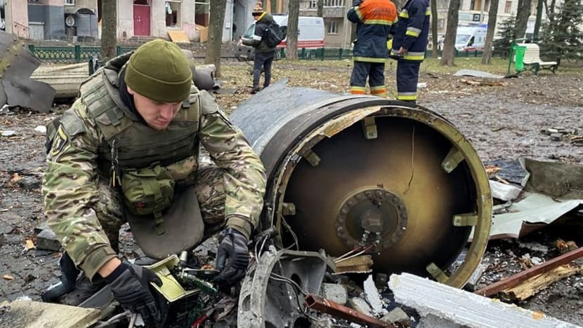 Chuyên gia hàng đầu về an ninh Triều Tiên A. B. Abrams vào ngày 10/1 đã nhấn mạnh một số phương diện mà Moscow và Bình Nhưỡng có thể sử dụng nhằm hợp pháp hóa hoạt động cung cấp vũ khí, bằng cách khai thác sơ hở trong lệnh cấm vận, trích dẫn nhiều tiền lệ mà các quốc gia khác đã từng làm như vậy trong quá khứ.