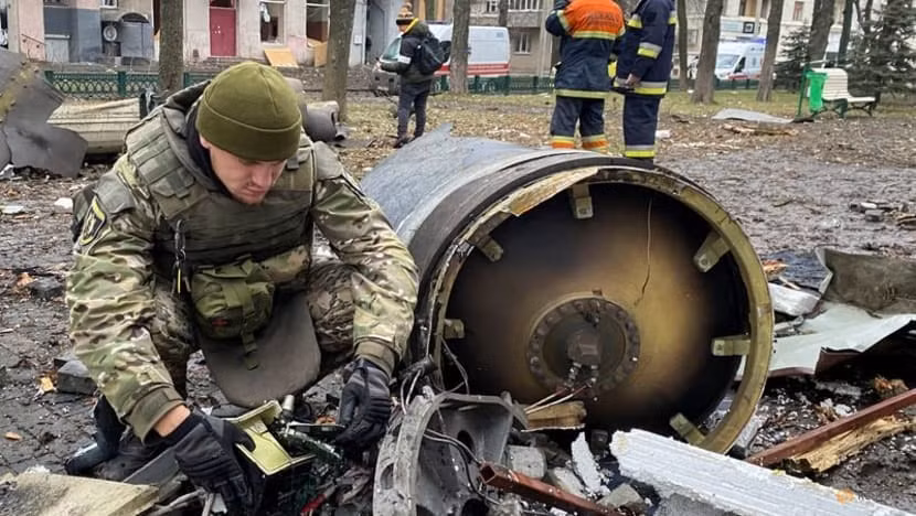 Chuyên gia hàng đầu về an ninh Triều Tiên A. B. Abrams vào ngày 10/1 đã nhấn mạnh một số phương diện mà Moscow và Bình Nhưỡng có thể sử dụng nhằm hợp pháp hóa hoạt động cung cấp vũ khí, bằng cách khai thác sơ hở trong lệnh cấm vận, trích dẫn nhiều tiền lệ mà các quốc gia khác đã từng làm như vậy trong quá khứ.