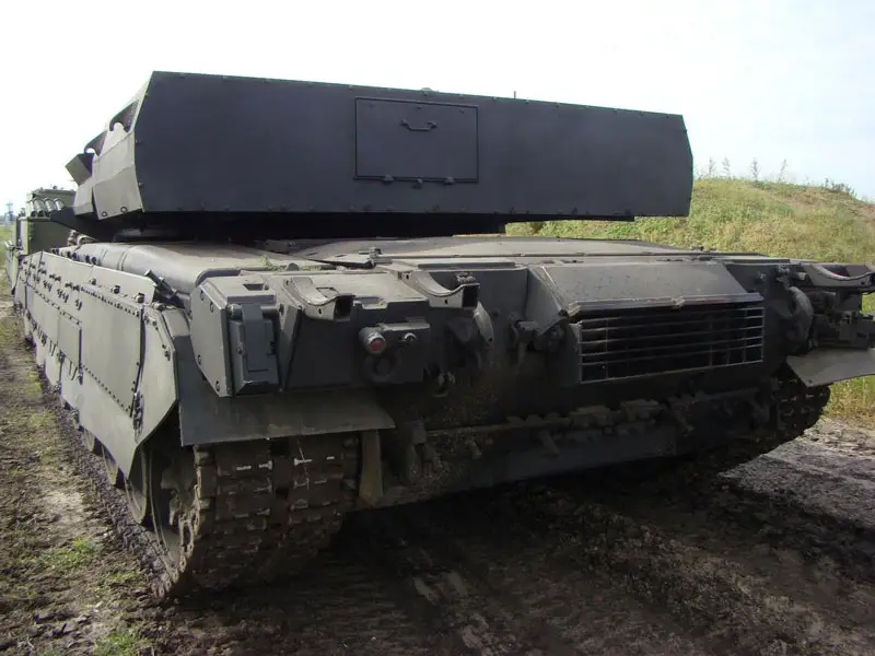 Đạn được đặt theo hướng trục dọc của pháo và chỉ tiếp xúc với kíp lái qua một cửa bọc giáp mở ra khi nạp đạn. Mái của mô-đun có hai tấm văng để giảm áp suất và hướng sóng xung kích ra ngoài nếu đạn nổ. (Ảnh: Hình ảnh mô-đun vận chuyển và nạp đạn "Đại bàng đen" từ đuôi xe tăng/ Topwar).