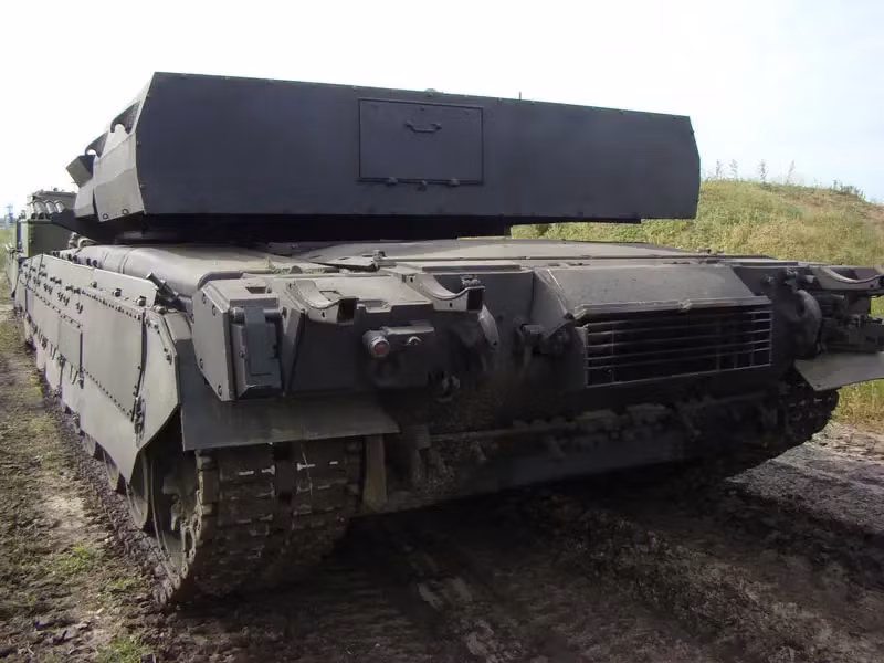 Đạn được đặt theo hướng trục dọc của pháo và chỉ tiếp xúc với kíp lái qua một cửa bọc giáp mở ra khi nạp đạn. Mái của mô-đun có hai tấm văng để giảm áp suất và hướng sóng xung kích ra ngoài nếu đạn nổ. (Ảnh: Hình ảnh mô-đun vận chuyển và nạp đạn "Đại bàng đen" từ đuôi xe tăng/ Topwar).